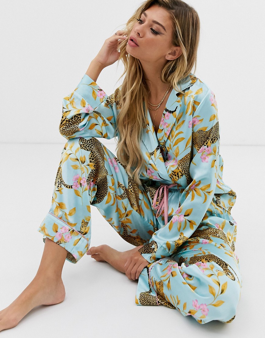 ASOS DESIGN - Traditionele satijnen pyjamaset met luipaardprint en botanische print-Blauw