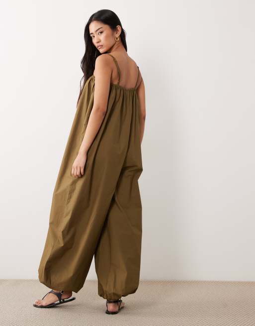 ASOS DESIGN – Träger-Jumpsuit in Olivgrün mit Ballon-Beinschnitt, 3 von 4