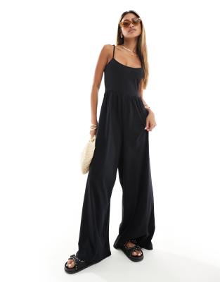 ASOS DESIGN - Träger-Jumpsuit in Schwarz mit weitem Bein und U-Ausschnitt