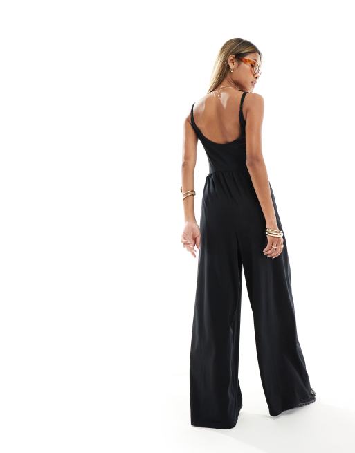 ASOS DESIGN Trager Jumpsuit in Schwarz mit weitem Bein und U Ausschnitt