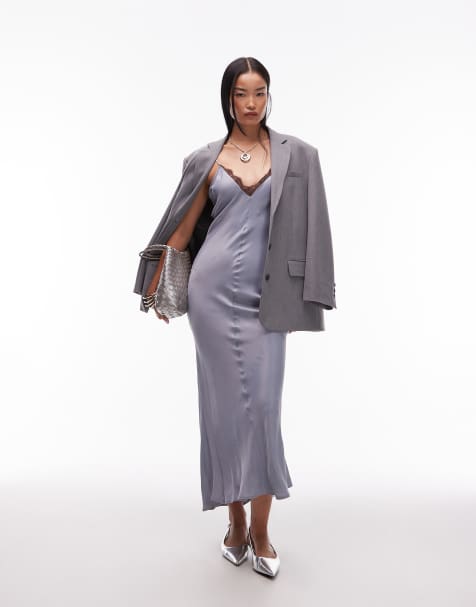 ASOS DESIGN – Träger-Maxikleid aus Satin in Hellblau mit V-Ausschnitt und Spitzenbesatz - view 1