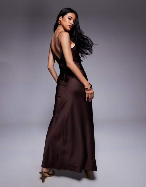 ASOS DESIGN – Träger-Maxikleid aus Satin in Schokobraun mit V-Ausschnitt und Spitzenbesatz, 2 von 4
