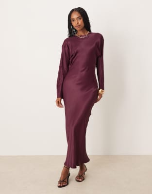ASOS DESIGN - Träger-Maxikleid in dunkler Pflaume aus Satin mit Rundhalsausschnitt und Ballonärmeln-Lila