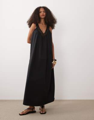 ASOS DESIGN - Trägerkleid für den Sommer in Maxilänge aus Popeline in Schwarz, V-Ausschnitt und Spitzen-Overlay
