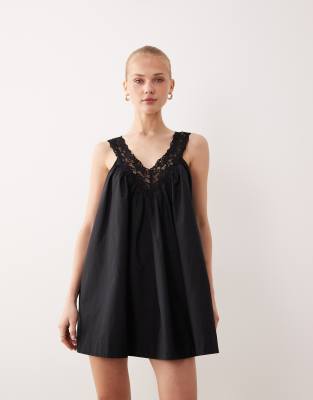 ASOS DESIGN - Trägerkleid für den Sommer in Minilänge aus Popeline in Schwarz, V-Ausschnitt und Spitzen-Overlay