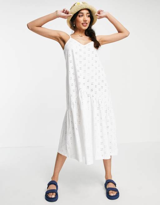 ASOS DESIGN – Trägerkleid in Midilänge mit Lochmuster und tiefer Taille in Weiß