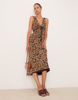 ASOS DESIGN - Trägerkleid mit Blumenmuster, V-Ausschnitt und Bindedetail unter der Brust-Bunt