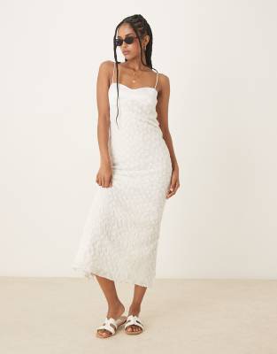 ASOS DESIGN - Trägerkleid mit Gänseblümchenstickerei und farblich abgesetzter Brustpartie aus Satin in Weiß
