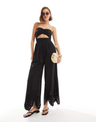 ASOS DESIGN - Trägerloser, bestickter Jumpsuit in Schwarz mit verdrehter Vorderseite und Zierausschnitt