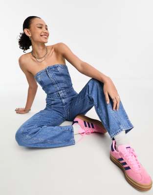 ASOS DESIGN - Trägerloser Jeans-Jumpsuit in Mittelblau