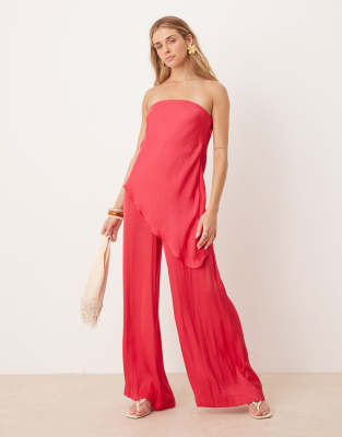 ASOS DESIGN - Trägerloser Jumpsuit aus Satin in Himbeerrosa mit asymmetrischem Overlay-Rot
