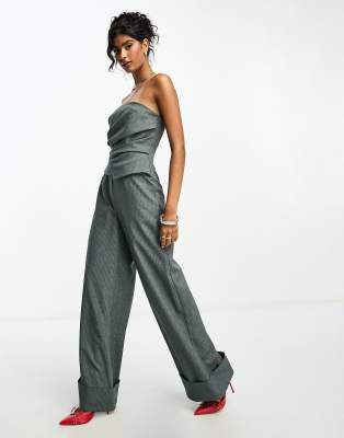 ASOS DESIGN - Trägerloser Jumpsuit in Anthrazit mit Drapierung und Umschlagsaum-Grau