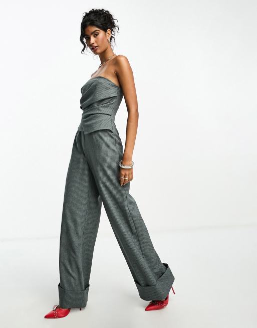 ASOS DESIGN Tragerloser Jumpsuit in Anthrazit mit Drapierung und Umschlagsaum ASOS