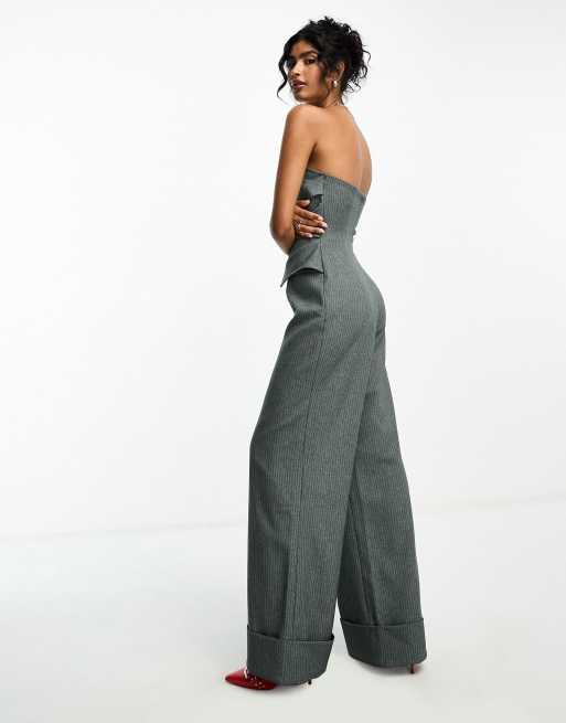 ASOS DESIGN Tragerloser Jumpsuit in Anthrazit mit Drapierung und Umschlagsaum ASOS