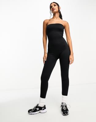 ASOS DESIGN - Trägerloser Jumpsuit in Schwarz