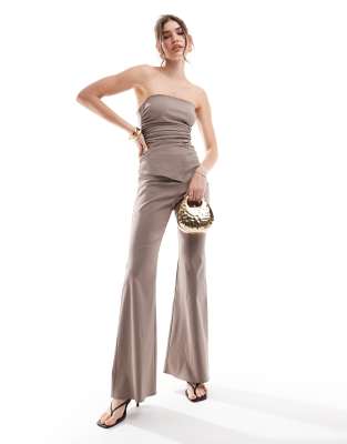 ASOS DESIGN - Trägerloser körperbetonter Jumpsuit in Mokka mit gerafftem Oberteil-Braun