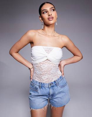 ASOS DESIGN - Trägerloser Spitzen-Body in Weiß mit verdrehtem Detail