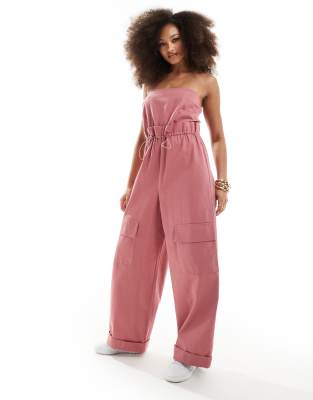 ASOS DESIGN - Trägerloser Utility-Jumpsuit in Staubrosa mit Paperbag-Bund