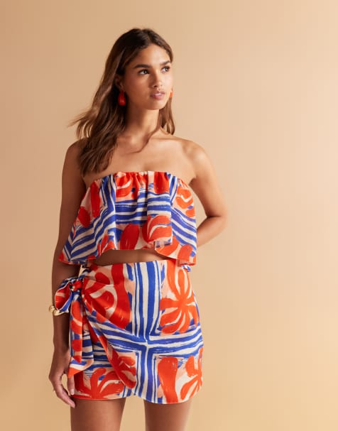ASOS DESIGN – Trägerloses, asymmetrisches Oberteil mit Rüschen und tropischem Muster in Rot und Blau, Kombiteil - view 1