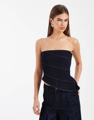 ASOS DESIGN - Trägerloses Denim-Oberteil in Indigoblau mit asymmetrischen Ziernähten