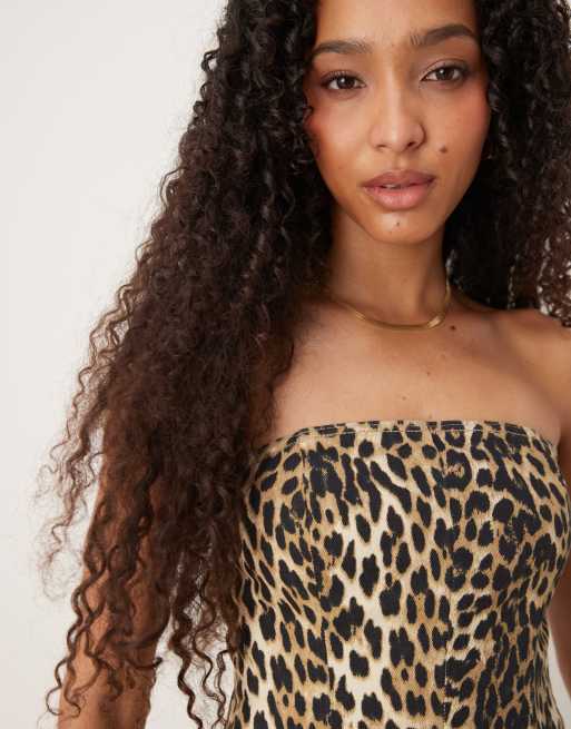 ASOS DESIGN – Trägerloses Denim-Schößchenoberteil mit Leopardenmuster, 3 von 4