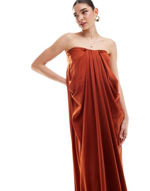 ASOS DESIGN – Trägerloses, gerade geschnittenes Midikleid aus Satin in Dunkelrot mit Drapierung, 3 von 4