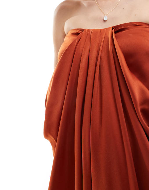 ASOS DESIGN – Trägerloses, gerade geschnittenes Midikleid aus Satin in Dunkelrot mit Drapierung, 4 von 4
