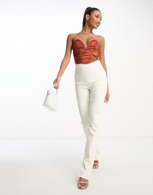 ASOS DESIGN – Trägerloses, gerafftes Korsett-Oberteil in Rostbraun mit tiefem V-Ausschnitt , 2 von 4