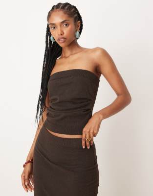 ASOS DESIGN - Trägerloses, gerafftes Oberteil aus Bouclé-Strick in Schokobraun, Kombiteil