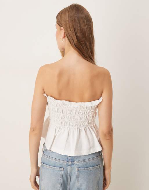ASOS DESIGN – Trägerloses, gesmoktes Oberteil in Creme mit Borte mit Lochstickerei, 3 von 4