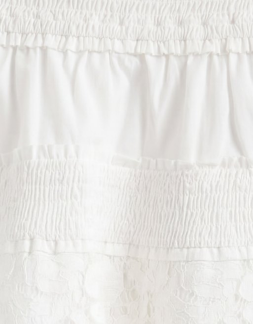 ASOS DESIGN – Trägerloses, gesmoktes Oberteil in Weiß mit Spitzensaum, 8 von 8