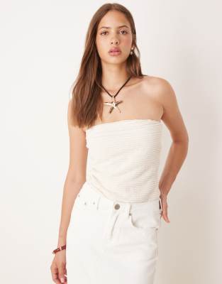 ASOS DESIGN - Trägerloses, halbtransparentes Longline-Oberteil in Creme mit Häkeloptik-Weiß