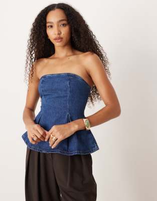 ASOS DESIGN - Trägerloses Jeansoberteil in Mittelblau mit plissiertem Schößchensaum