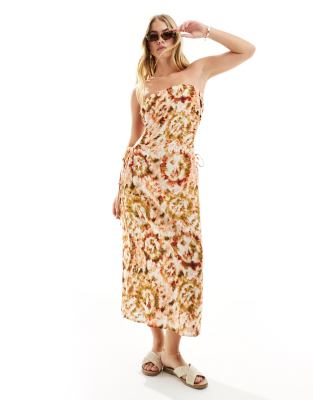 ASOS DESIGN - Trägerloses Leinen-Midi-Sommerkleid in Rosa mit Batikmuster und gerafftem Cut-out-Bunt