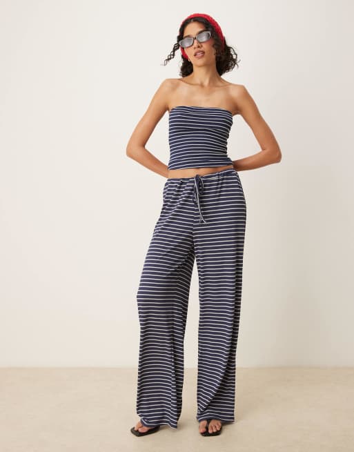 ASOS DESIGN – Trägerloses Longline-Oberteil in Marineblau mit Streifen, Kombiteil, 2 von 4