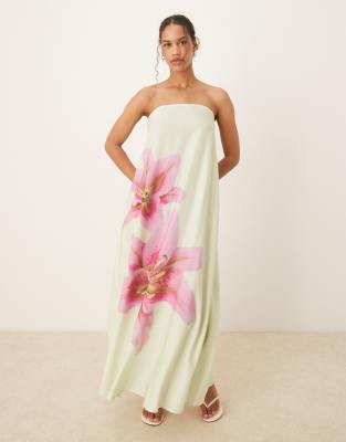 ASOS DESIGN - Trägerloses Maxikleid aus Cupro in Grün mit tropischem Blumenmuster in Rosa-Bunt