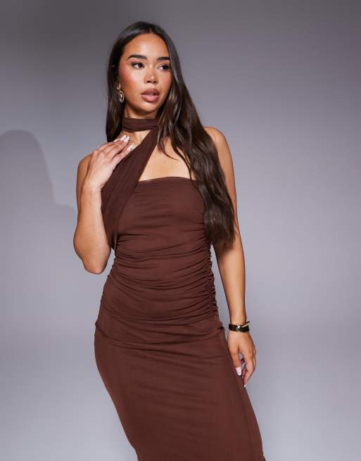 ASOS DESIGN – Trägerloses Maxikleid aus Netzstoff in Braun mit Schal-Detail, 2 von 4