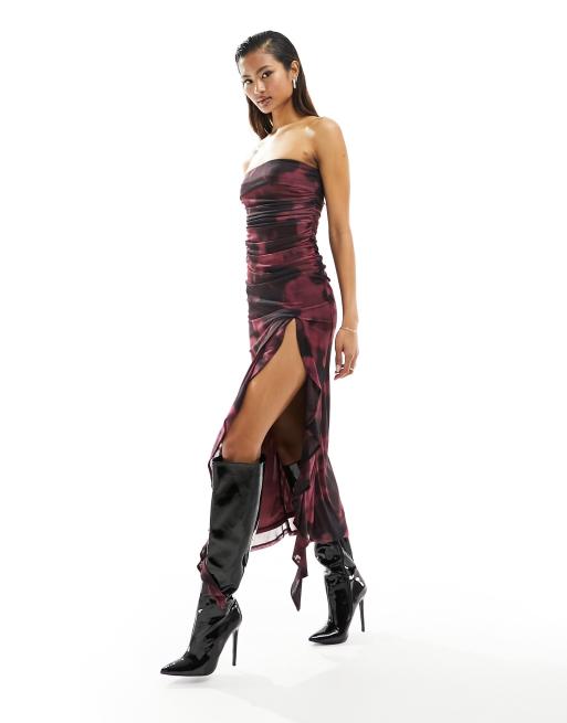 ASOS DESIGN – Trägerloses Maxikleid in Dunkelrosa mit Rüschen und abstraktem Muster