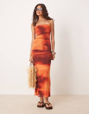 ASOS DESIGN - Trägerloses Maxikleid in Orange mit verschwommenem Print-Bunt