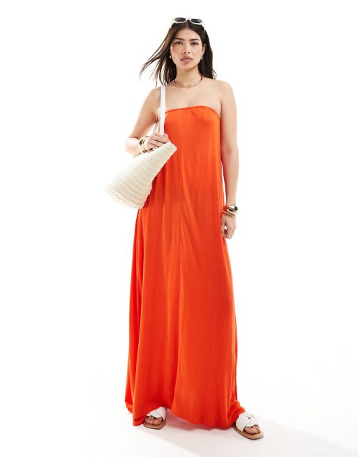 ASOS DESIGN – Trägerloses Maxikleid in Rot mit Knitterstruktur