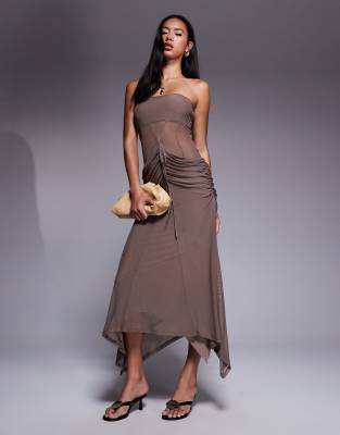 ASOS DESIGN - Trägerloses Maxikleid in Schokobraun mit Korsettdetail aus Netzstoff