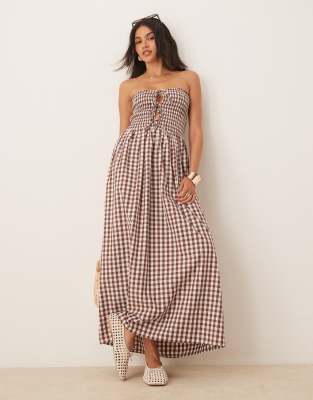 ASOS DESIGN - Trägerloses Maxikleid in Schokobraun mit Vichy-Karos, Raffung und Bindeband vorne-Bunt
