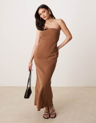 ASOS DESIGN - Trägerloses Maxikleid in Schokobraun