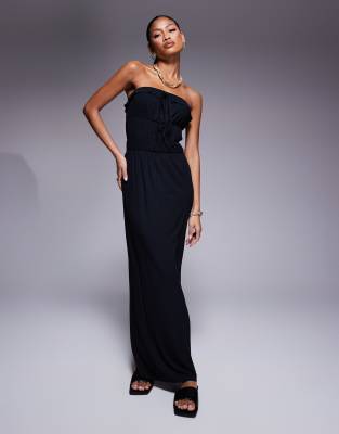 ASOS DESIGN - Trägerloses Maxikleid in Schwarz mit gestufter Taille und Raffung