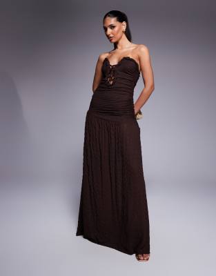 ASOS DESIGN - Trägerloses Maxikleid in strukturiertem Schokobraun mit abgerundetem Saum und Schnürdetail