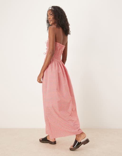 ASOS DESIGN – Trägerloses Maxikleid mit rot-weißen Vichy-Karos, gesmoktem Oberteil und Bindedetail, 4 von 4