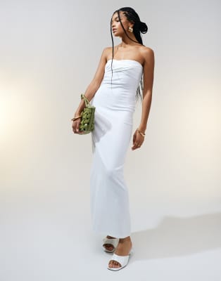 ASOS DESIGN - Trägerloses Midaxi-Kleid in Weiß mit verdrehter Brustpartie