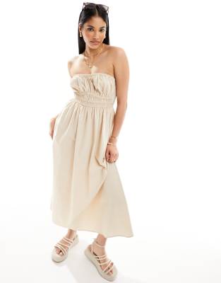 ASOS DESIGN - Trägerloses Midi-Sommerkleid in Latte-Beige mit gerafftem Detail am Dekolleté-Neutral