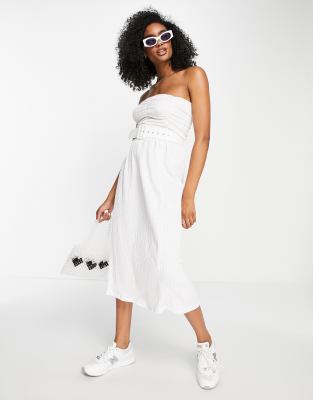 ASOS DESIGN - Trägerloses Midikleid in Ecru mit Knitterstruktur und Gürtel-Weiß