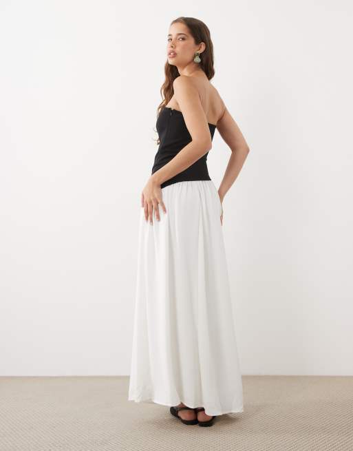 ASOS DESIGN trägerloses Midikleid mit asymmetrischer, tiefer Taille in Schwarz und Cremeweiß, 4 von 4
